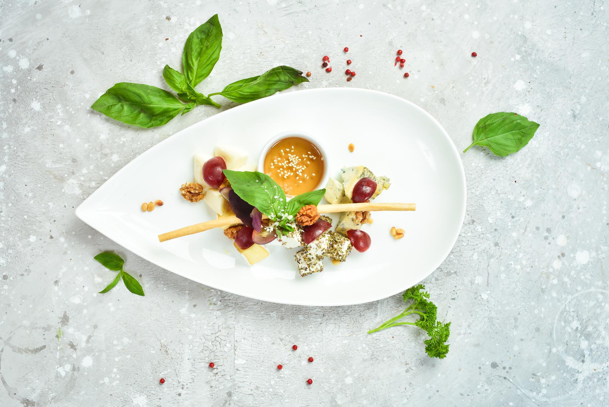 Duża porcja fine dining z ręcznie robionymi dodatkami